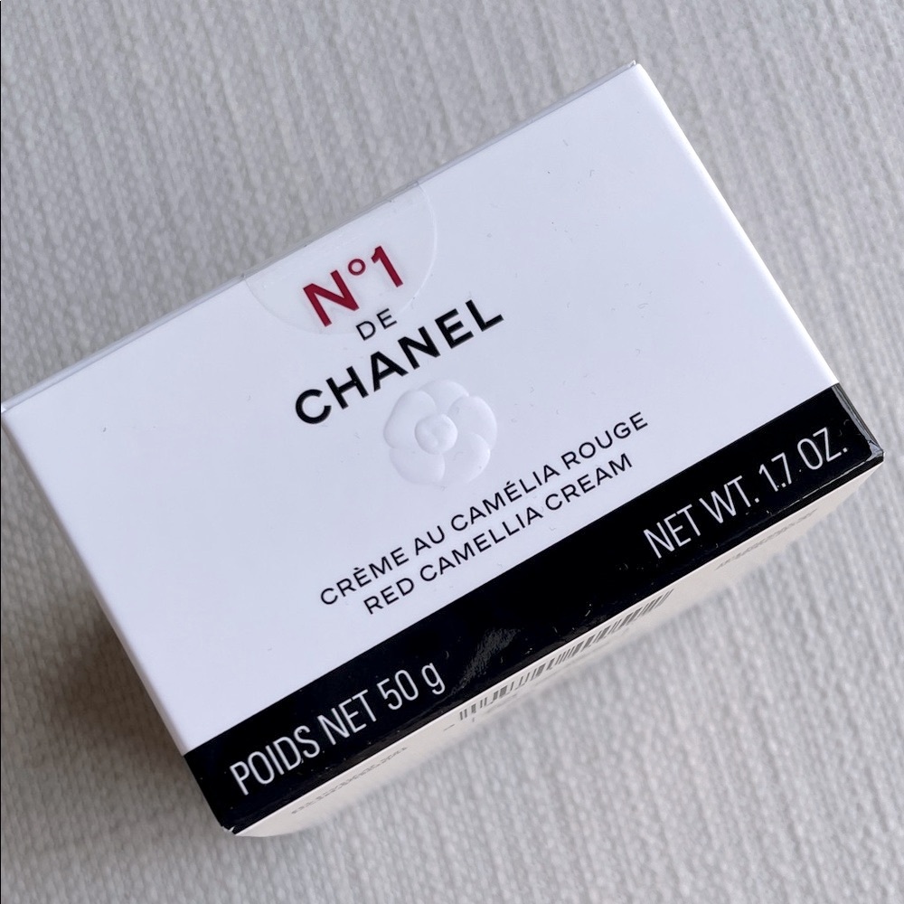 CHANEL N°1 De Chanel Red Camellia Cream full sized